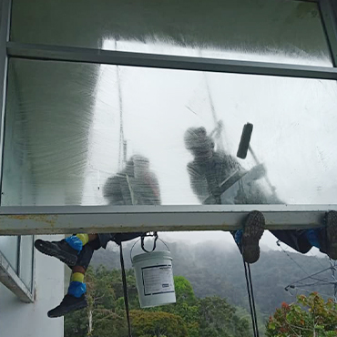 ChemLub_Services_Building_CleaningPainting_Glass_370x370_5